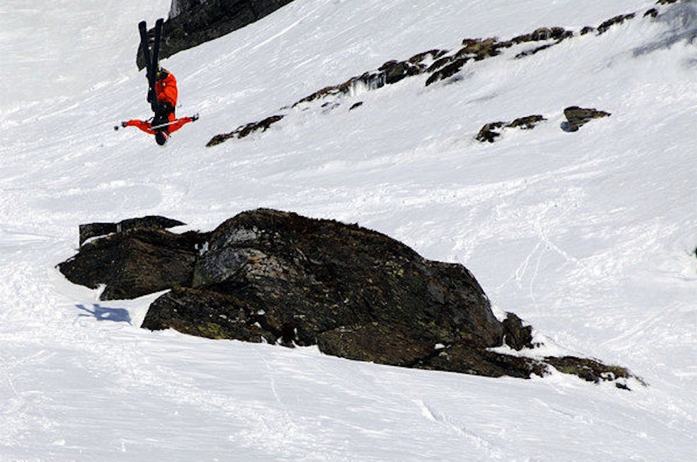 Telemarkvinner Magnus Tveito gjør det han kan best - å kjøre ski. Foto: Sverre Hjørnevik