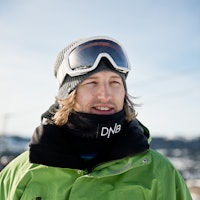 NY SPONSOR? Har Aleksander Aurdal kopiert snowboardlandslagets hals-steeze, eller er det en ny sponsor på gang? Foto: Vegard Breie