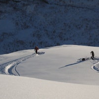 PUDDERPAUSE: Eirik Finseth og Thor Espen Fugelsøy planlegger linja ned fra Grånipa. 