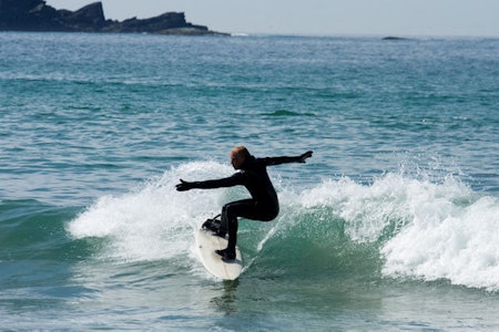 Frans Niclas Westman hygger seg på junibølger. Frans Niclas Westman hygger seg på junibølger.