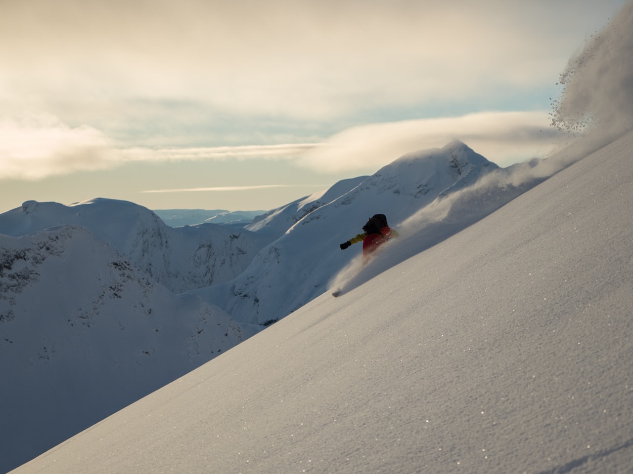PERFEKT: Det er ikke kraftige svinger Dagfinn Engemoen tar, men snøen flakser likevel lett tilbake mot himmelen. PERFEKT: Det er ikke kraftige svinger Dagfinn Engemoen tar, men snøen flakser likevel lett tilbake mot himmelen.