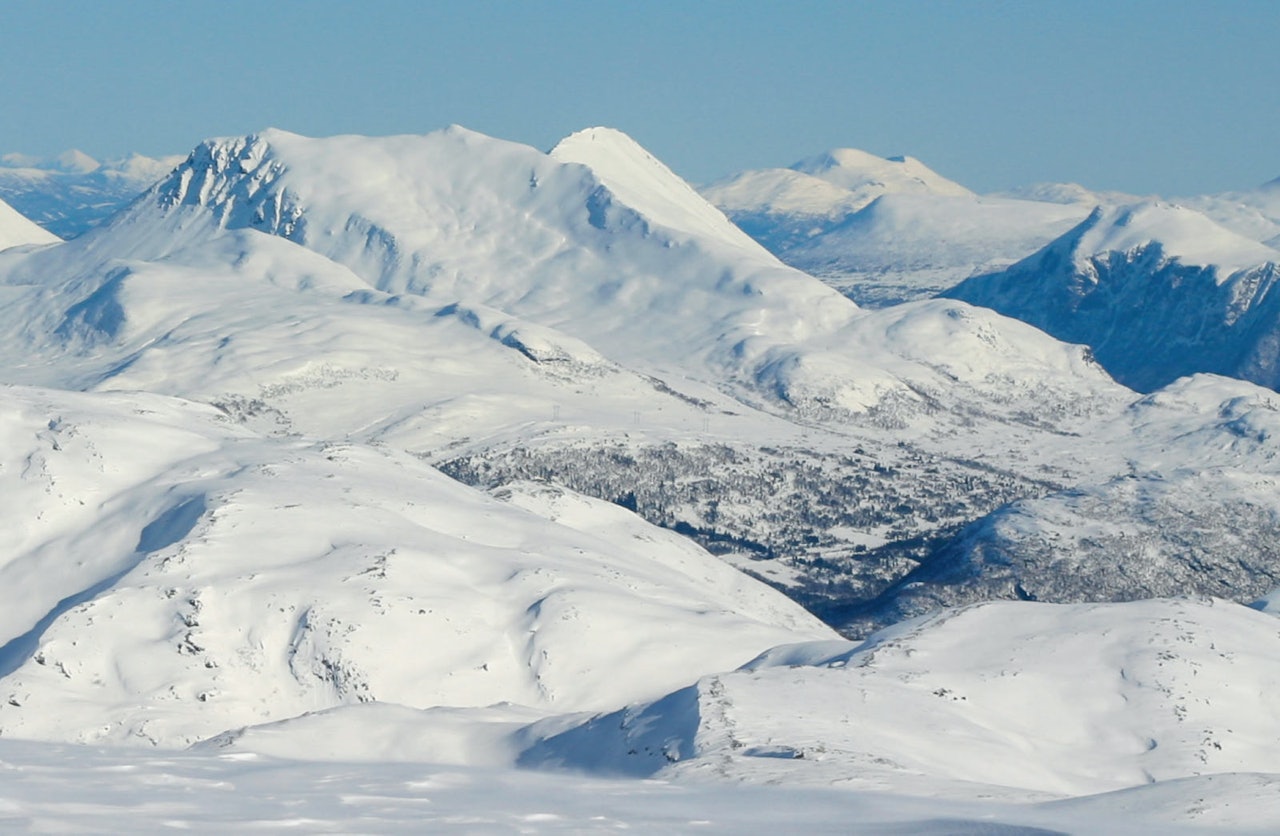 Ruter opp og ned frå Sollisætra. Foto: Arnt Flatmo. Ruter opp og ned frå Sollisætra. Foto: Arnt Flatmo.