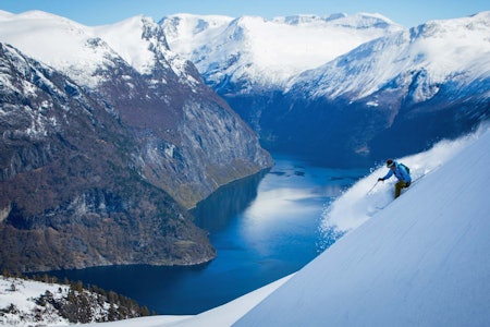 Olav Viddal har funne god snø på veg ned frå Kvitegga. Foto: Håvard Myklebust. Olav Viddal har funne god snø på veg ned frå Kvitegga. Foto: Håvard Myklebust.