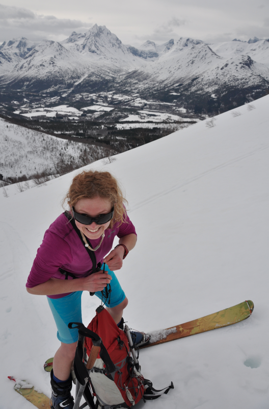 UTEs redaktør Sandra på vei på topptur i Romsdalsfjellene. Skjermbilde 2012-01-27 kl. 11.17.31
