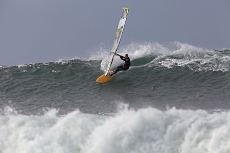 Windsurfingentusiast Terje Tuft der han trives best. Bilde: Nils-Erik Bjørholt