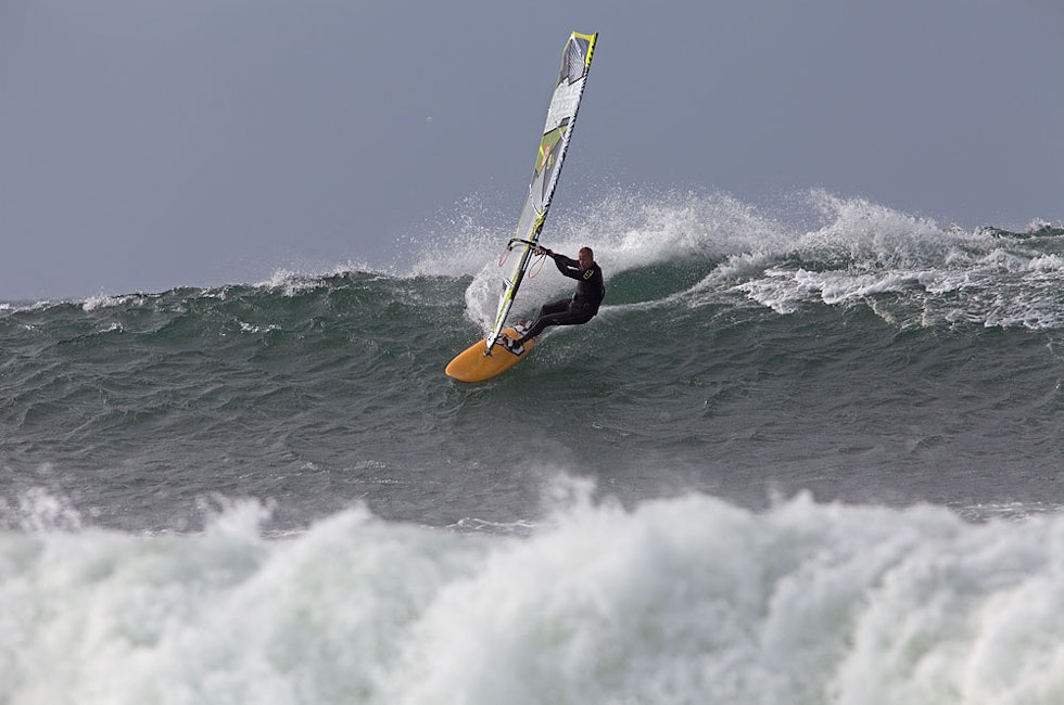 Windsurfingentusiast Terje Tuft der han trives best. Bilde: Nils-Erik Bjørholt