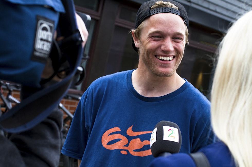 GLA-NDREAS: Andreas Håtveit var SÅ glad for å løpe raskest på 3000 meteren - i skatesko. Foto: Hans Petter Hval