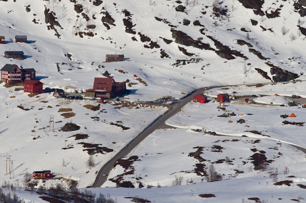 Snø til å skli helt tilbake til Turtagrø betyr også snø under teltet. Foto: Simen Berg. 