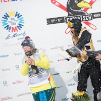 Sammenlagtvinnere og champagne: Tiril (til venstre) ble nummer to i sammendraget, Emma Dahlström vant og Johanne Killi ble nummer tre.