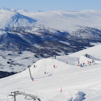 Snøhetta bak til venstre, og hoppet på toppen av Vangslia midt i bildet. Fra MegaPark i 2011.