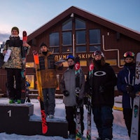 Seniorpallen, fra venstre: Vebjørn Svorkmo (2. plass), Felix Usterud (vinner) og Johan Berg (nr. 3). Seniorpallen, fra venstre: Vebjørn Svorkmo (2. plass), Felix Usterud (vinner) og Johan Berg (nr. 3).