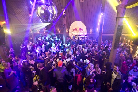 IKONISK: For mange er afterski like obligatorisk som å stå på ski når de er i fjellet.. Foto: Kalle Hägglund IKONISK: For mange er afterski like obligatorisk som å stå på ski når de er i fjellet.. Foto: Kalle Hägglund