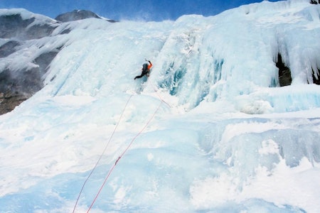 HØYT PÅ TUR: Annelin Henriksen leder toppveggen på Døntefossen i Romsdalen. Foto: Bjørn-Eivind Årtun. HØYT PÅ TUR: Annelin Henriksen leder toppveggen på Døntefossen i Romsdalen. Foto: Bjørn-Eivind Årtun.