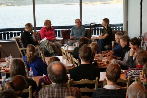 Dyp samtale ved frokostbordet. F.v. Harald Østgaard Lund, Kristin Folsland Olsen, Stein P. Aasheim og intervjuer Sigri Sandberg Meløy. Foto: Silje Kampesæter Dyp samtale ved frokostbordet. F.v. Harald Østgaard Lund, Kristin Folsland Olsen, Stein P. Aasheim og intervjuer Sigri Sandberg Meløy. Foto: Silje Kampesæter