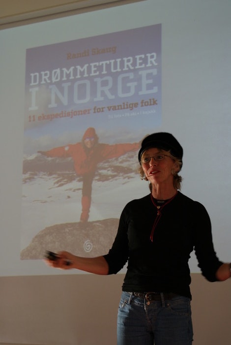 Foredrag til ettertanke. Randi Skaug om toppturene og om reisen for å finne seg selv. Foto: Silje Kampesæter Foredrag til ettertanke. Randi Skaug om toppturene og om reisen for å finne seg selv. Foto: Silje Kampesæter