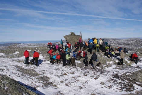 På toppen. Etter en drøy time var de fleste kommet seg til topps og ble belønnet med varm solbærtoddy. Foto: Silje Kampesæter På toppen. Etter en drøy time var de fleste kommet seg til topps og ble belønnet med varm solbærtoddy. Foto: Silje Kampesæter