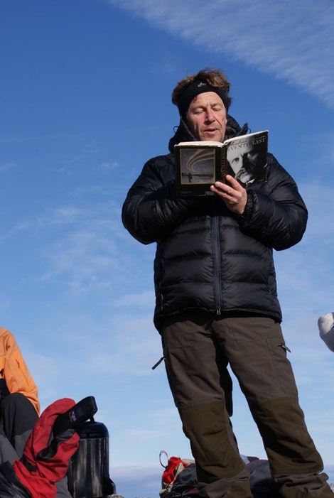 Høytlesning i høyden. Nicolay Lange-Nielsen leser fra Fridtjof Nansens «Eventyrlyst» på Store Finsenut. Foto: Silje Kampesæter Høytlesning i høyden. Nicolay Lange-Nielsen leser fra Fridtjof Nansens «Eventyrlyst» på Store Finsenut. Foto: Silje Kampesæter