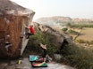 Eskild Rognes prøver seg på Double arete (7B) i Hampi, India. Foto: Dag Hagen