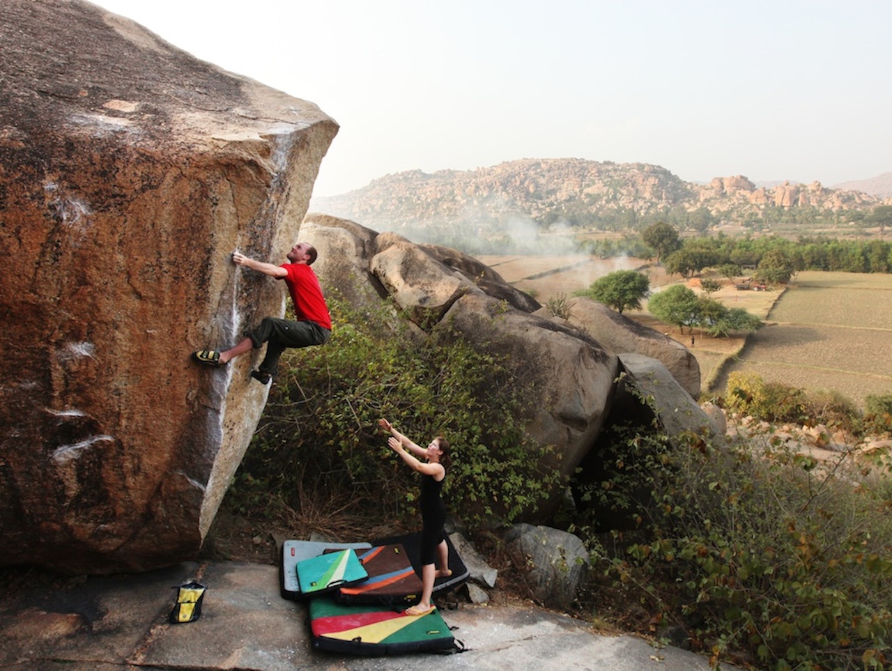 Eskild Rognes prøver seg på Double arete (7B) i Hampi, India. Foto: Dag Hagen