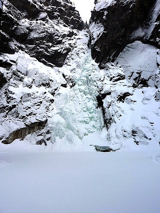 Tre klatrere på første stand på Rjukanfossen. Foto: Erik Neergaard Tre klatrere på første stand på Rjukanfossen. Foto: Erik Neergaard