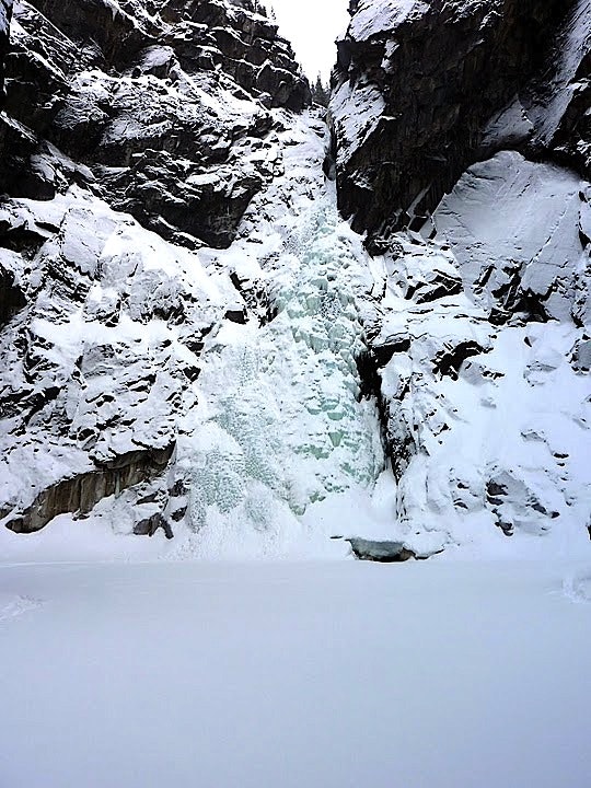 Tre klatrere på første stand på Rjukanfossen. Foto: Erik Neergaard