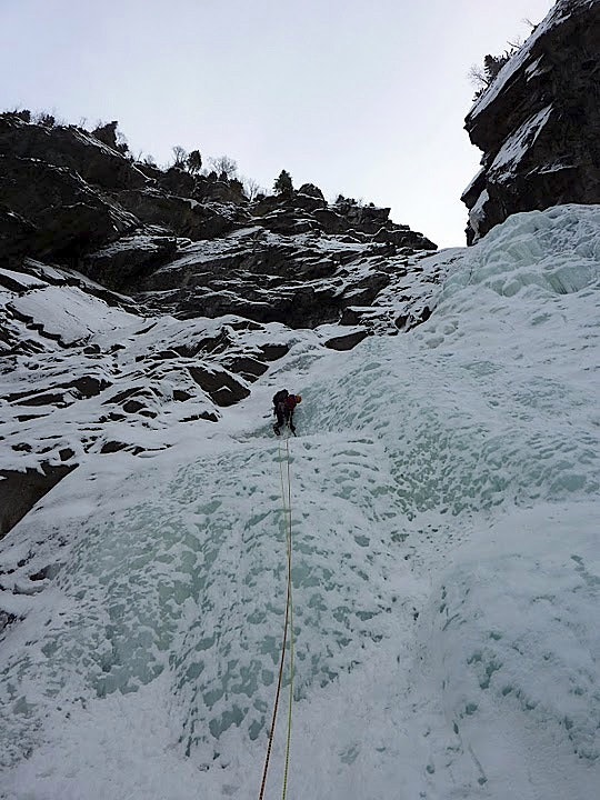 Dag Hagen leder første lengde på Rjukanfossen. Foto: Erik Neergaard