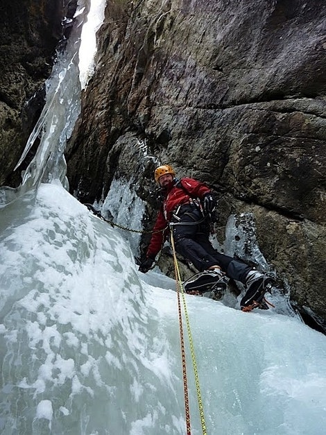 Dag Hagen leder tredje lengde på Rjukanfossen. Foto: Erik Neergaard