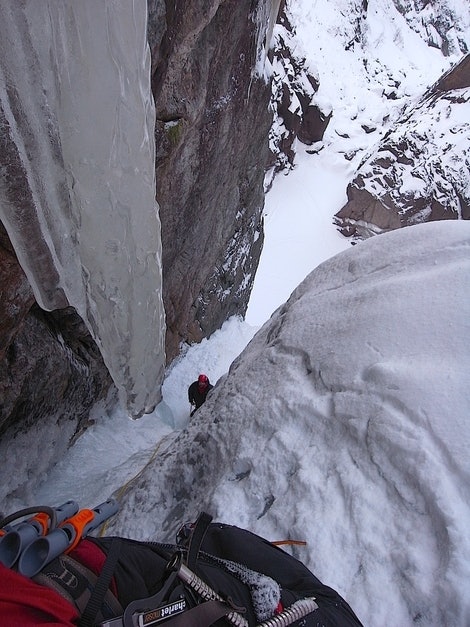 Dag Hagen leder tredje lengde på Rjukanfossen. Foto: Erik Neergaard Utsikt nedoer på 3. lengde. Erik Neergaard på stand. Foto: Dag Hagen
