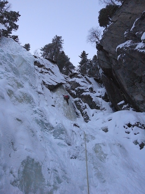 Erik Neergaard på led på Verdens Ende (WI 5, 3 tl). Foto: Dag Hagen