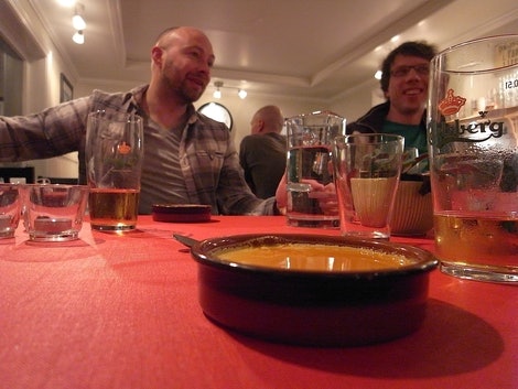 Treretters på Climb Inn. Her er det karamellpuddingen som skal inntas. Foto: Dag Hagen Treretters på Climb Inn. Her er det karamellpuddingen som skal inntas. Foto: Dag Hagen