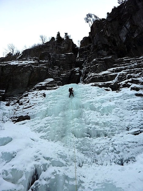 Dag Hagen på første taulende på Sabotørfossen (WI 5, 3 tl.). Foto: Erik Neergaard