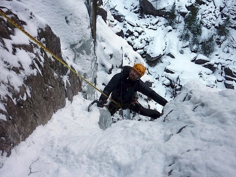 Dag Hagen følger på 2. lengde på Sabotørfossen. Foto: Erik Neergaard