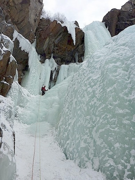 Erik Neergaard leder første lengde på Nye Vemorkfoss (WI 5, 3 tl.). Foto: Dag Hagen