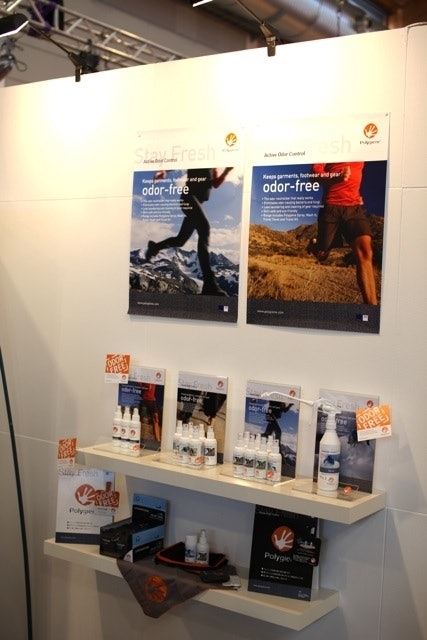 Polygiene er et helt nytt produkt på markedet, som enkelt og greit tar kverken på vond lukt, ved å fjerne grobunnen for bakteriene. Foto: Dag Hagen Polygiene er et helt nytt produkt på markedet, som enkelt og greit tar kverken på vond lukt, ved å fjerne grobunnen for bakteriene. Foto: Dag Hagen