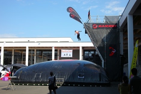 Enda flere klatrevegger. Mammut kjørte full pakke med airbag for tauløs klatring. Foto: Dag Hagen Enda flere klatrevegger. Mammut kjørte full pakke med airbag for tauløs klatring. Foto: Dag Hagen
