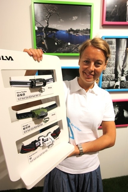 Karolina Krejci viser siste tilskudd til hodelyktstammen. Ny løpelykt nederst, samt at alle lyktene kan foldes inn i stroppen, en genial løsning. Foto: Dag Hagen Karolina Krejci viser siste tilskudd til hodelyktstammen. Ny løpelykt nederst, samt at alle lyktene kan foldes inn i stroppen, en genial løsning. Foto: Dag Hagen