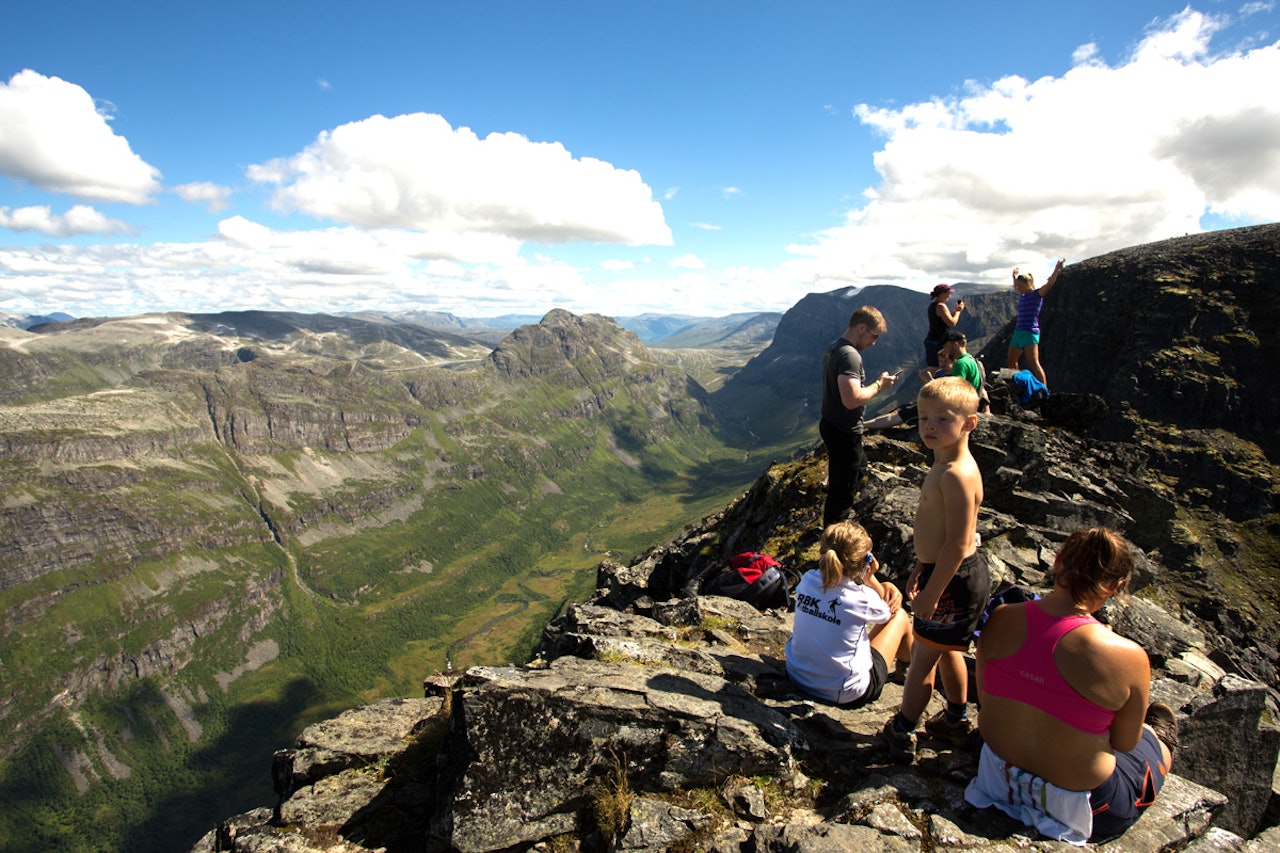 HVA HVIS DETTE GÅR GALT? Bildet er fra en folksom dag på toppen av det bratte fjellet Innerdalstårnet på Nordmøre, sommeren 2014. Hvem sitt ansvar er det hvis disse folkene faller ned og skader seg? Foto: Tore Meirik HVA HVIS DETTE GÅR GALT? Bildet er fra en folksom dag på toppen av det bratte fjellet Innerdalstårnet på Nordmøre, sommeren 2014. Hvem sitt ansvar er det hvis disse folkene faller ned og skader seg? Foto: Tore Meirik