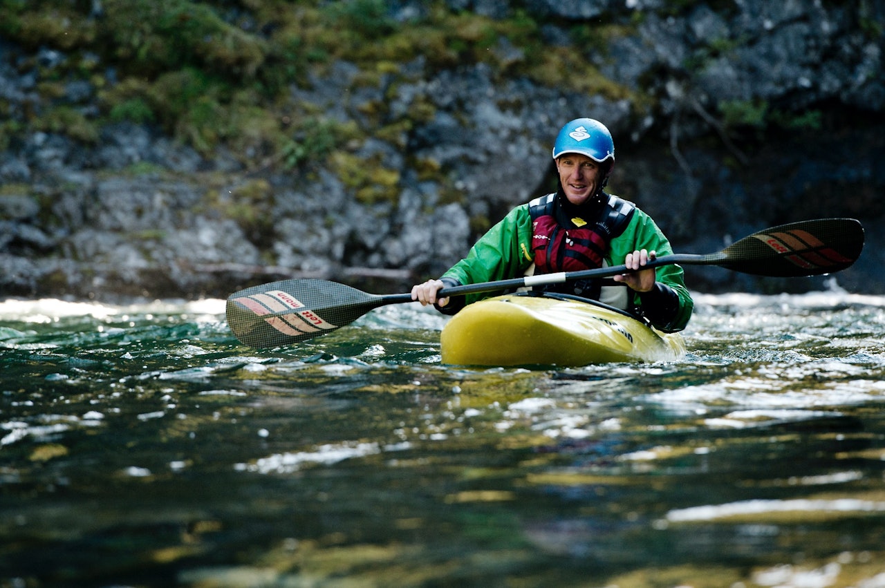 SHOW, DON'T TELL: Han har knapt nok snakket om seg selv noensinne, men likevel er Flemming Vatne en levende legende i hele verdens elvepadlemiljø. Flemming har padlet elvekajakk i over førti år, og er fortsatt like dedikert. Bilde: Martin Innerdal Dalen SHOW, DON'T TELL: Han har knapt nok snakket om seg selv noensinne, men likevel er Flemming Vatne en levende legende i hele verdens elvepadlemiljø. Flemming har padlet elvekajakk i over førti år, og er fortsatt like dedikert. Bilde: Martin Innerdal Dalen