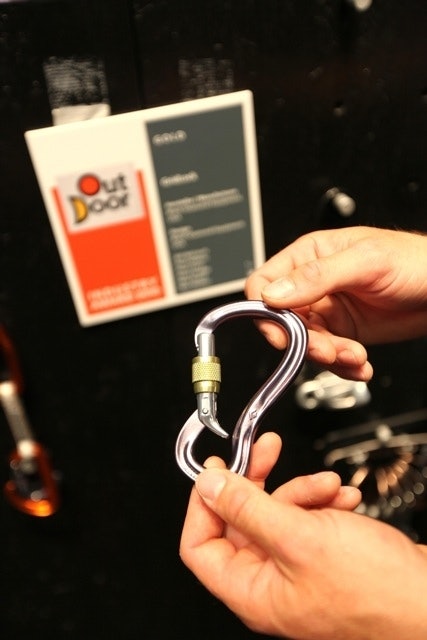 Black Diamond har alltid vært innovativ, og nå har de kommet med enda en innovativ og prisbelønnet sak: En skrukarabin som automatisk låser rundt karabinen. Foto: Dag Hagen Black Diamond har alltid vært innovativ, og nå har de kommet med enda en innovativ og prisbelønnet sak: En skrukarabin som automatisk låser rundt karabinen. Foto: Dag Hagen