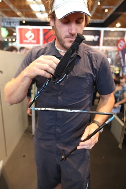 Black Diamond har alltid vært innovativ, og nå har de kommet med enda en innovativ og prisbelønnet sak: En skrukarabin som automatisk låser rundt karabinen. Foto: Dag Hagen Bjørn Kruse viser en imponerende ny sammenleggbar stav. Foto: Dag Hagen