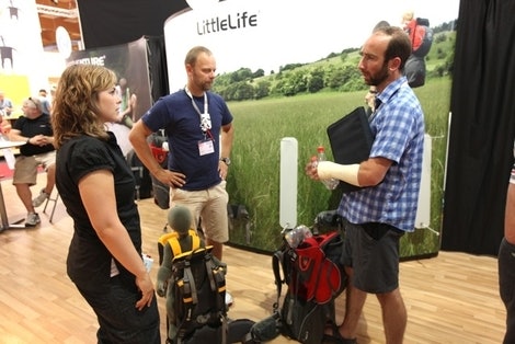 Fri Flyts Marit og Adventure Gears medeiere Bjørn Terje og Peter viser siste skudd på bæremeisfronten fra Littlelife. Foto: Dag Hagen Fri Flyts Marit og Adventure Gears medeiere Bjørn Terje og Peter viser siste skudd på bæremeisfronten fra Littlelife. Foto: Dag Hagen