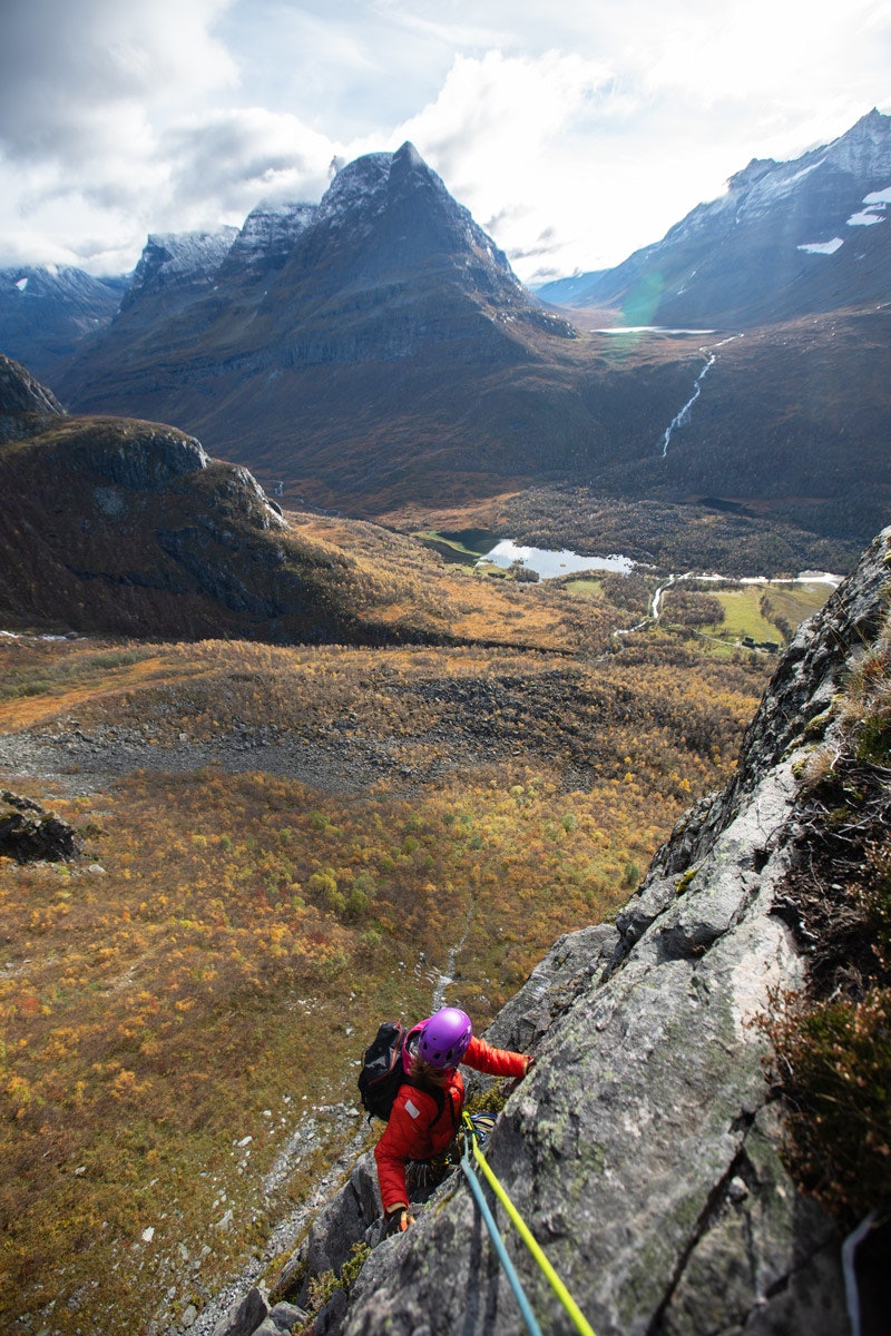 UTSIKT: Innerdalstårnet og Store Trolla ses i bakgrunnen på dette bildet, fra tredje taulengde. Utenfor bildet men innenfor synsfeltet er både Skarfjell, Kongen, Dronninga og fylkets største isbre. Foto: Tore Meirik Innerdalen klatring