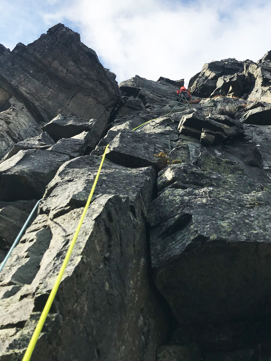 TOPPEN: Artikkelforfatteren et stykke opp i fjerde og siste taulengde. Foto: Siv-Elin Skogen innerdalen klatring