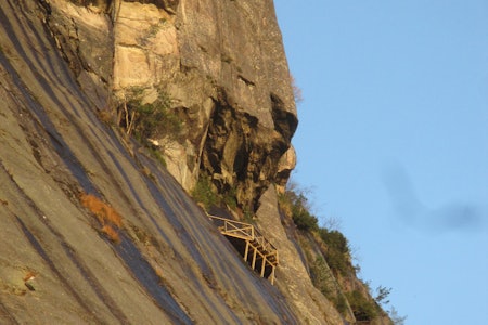 ARBEIDET ER I GANG: Fjellsikringsdelen av via ferrata-byggingen på Andersnatten er fullført – dette viser deler av stillaset som er satt opp i veggen. Selve byggingen skal starte til våren – hvis Sigdal aktiv får godkjent byggesøknaden. Foto: Lars Henriksen via ferrata Andersnatten