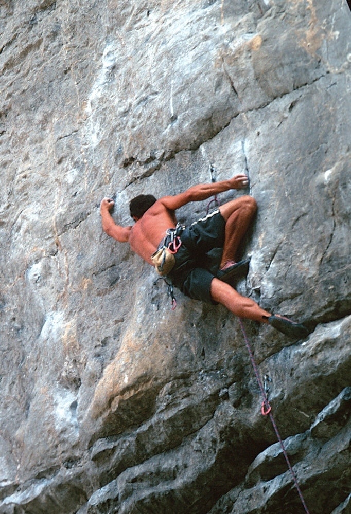 I form: Etter over en måned med treningsfokus kom artikkelforfatteren endelig i form og flasher her Just call me Helmut (8a) på Ton Sai, Railay i Thailand. Bakgrunnen for formøkningen var at han fant seg et prosjekt og ble gira. Foto: Yvonne Inghelm Thailand Railay Ton Sai Jai Dum Dag Hagen
