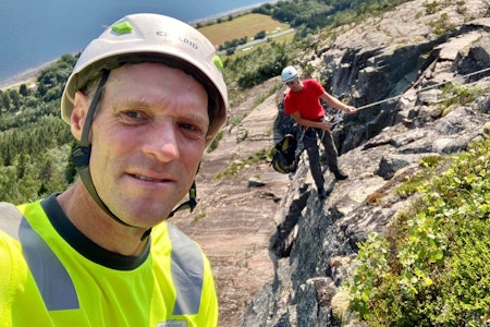 PÅ JOBB: Daglig leder i Norges boltefond, Runar Carlsen, i aksjon på via ferrataen på Munken i Trøndelag. Foto: privat Norges boltefond Andersnatten via ferrata