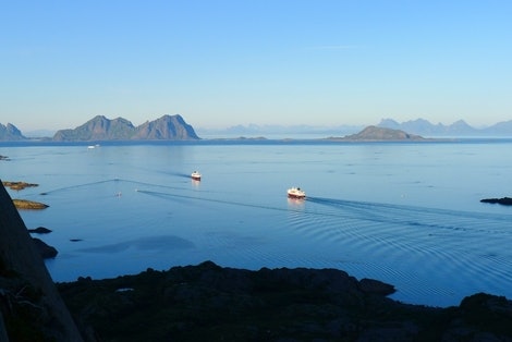 Utsikten fra Vågarisset. Hurtigrutene til og fra Svolvær møtes. Foto: Dag Hagen Utsikten fra Vågarisset. Hurtigrutene til og fra Svolvær møtes. Foto: Dag Hagen