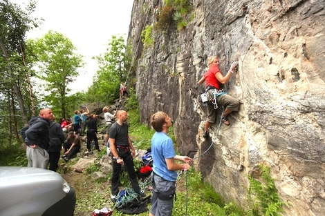 Ikke bare Try it!-deltagere der ute. Andre ekstremsportdeltagere var også å se på Nåli, der klatringen starter fra bildøra. Foto: Dag Hagen