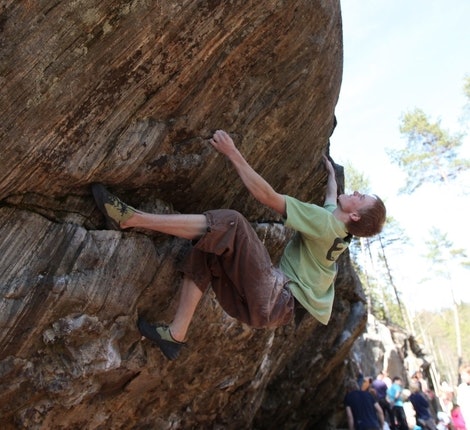 Martin Skaar Olslund prøver seg på Sukkerklumpen (7B+) på Tokerud. Foto: Dag Hagen Olslund på Tokerud