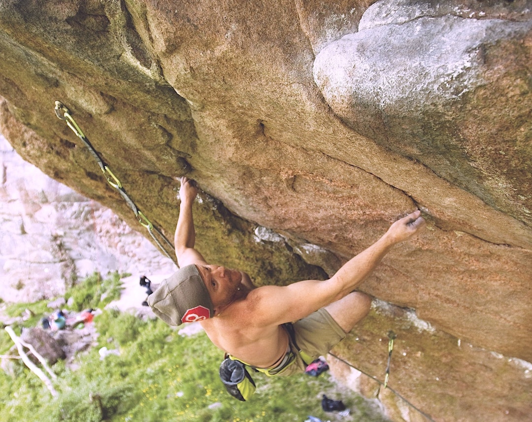 Jens Larsen klatrer Yatzy (8+) i Granitgrottan i Bohuslän Foto: Dag Hagen